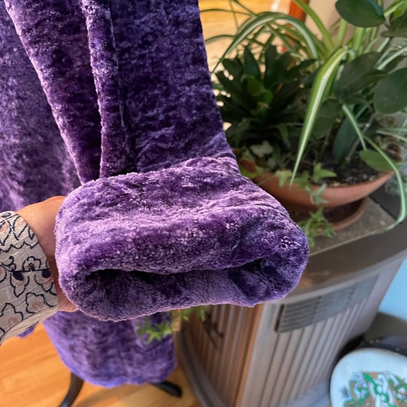 Delicate gorgeous purple crushed velvet look poly. Large - Picture 4 of 15